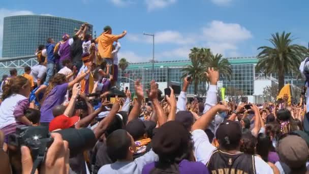 洛杉矶湖人队欢呼 当球迷们庆祝Nba总决赛冠军的时候 随着球员和工作人员开车经过 人群尖叫着 2010年6月21日 加利福尼亚州洛杉矶 — 图库视频影像