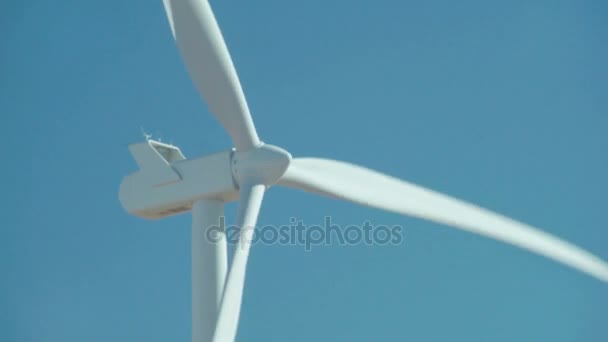 Вращающаяся ветряная турбина — стоковое видео