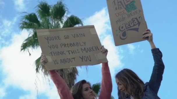 Señales de Marcha Femenina — Vídeo de stock