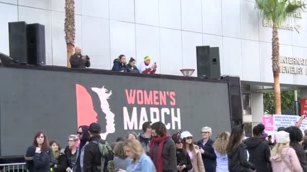 女性の行進ラ、広い — ストック動画