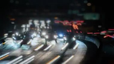 Çevre yolu ışıkları Tilt-shift. Bir dünyanın en yoğun otoyollar üzerinde hızlı hareket geçmiş baş ve kuyruk ışıkları binlerce araç bulanıklık.