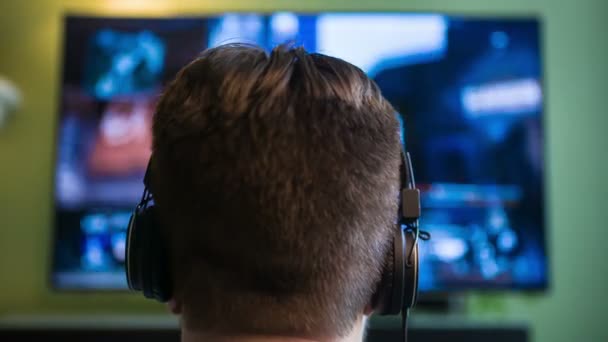 Gamer Guy w / Auriculares — Vídeos de Stock