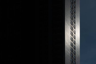 Kış Işığı Mimarisi, Geniş