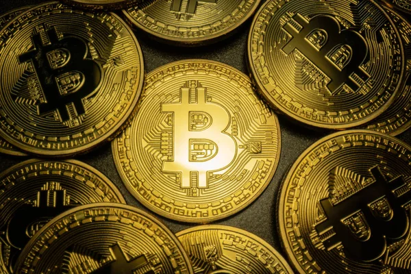 Altın Bitcoin Madalyon Yığını