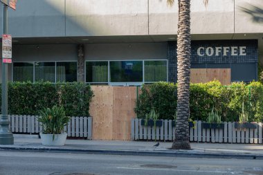 COVID-19 Coronavirus salgını sırasında 27 Mart 2020 'de Los Angeles, Kaliforniya' daki LINE Otel 'in lobi ve kahve dükkanının girişine tahta çakılmış..
