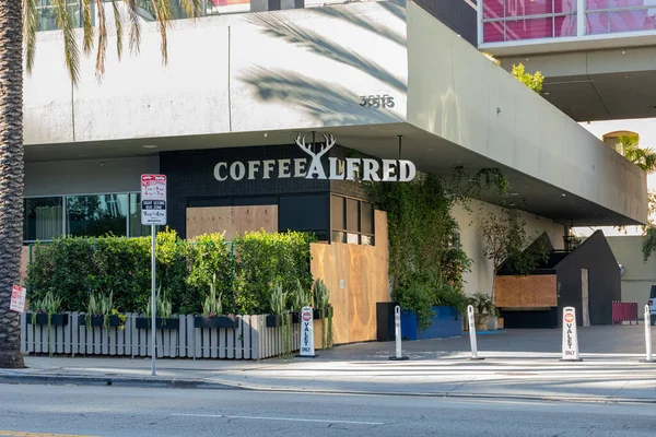 COVID-19 Coronavirus salgını sırasında 27 Mart 2020 'de Los Angeles, Kaliforniya' daki LINE Otel 'in lobisine, kahve dükkanına ve vale binasına giriş kapatıldı..