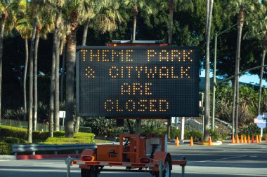 Los Angeles, Kaliforniya 'daki Universal Stüdyoları' nın dışındaki değişken mesajlı trafik levhası müşterilere parkın kapalı olduğunu duyurdu..