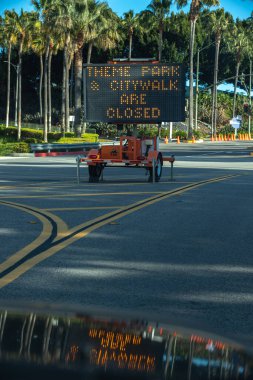 Los Angeles, Kaliforniya 'daki Universal Stüdyoları' nın dışındaki değişken mesajlı trafik levhası müşterilere parkın kapalı olduğunu duyurdu..