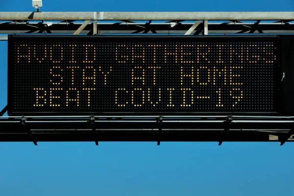Los Angeles, Kaliforniya 'da bir değişken-mesaj işareti sakinleri AVOID GATHERINGS, BEAT COVID-19.