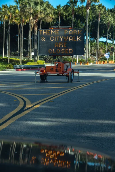 Los Angeles, Kaliforniya 'daki Universal Stüdyoları' nın dışındaki değişken mesajlı trafik levhası müşterilere parkın kapalı olduğunu duyurdu..