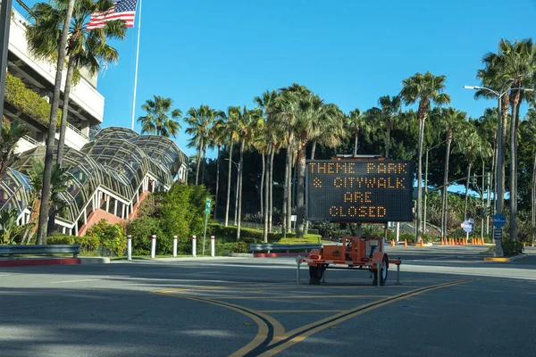 位于加利福尼亚州洛杉矶的好莱坞环球影城外的一个可变消息交通标志宣布公园已经关闭 图库照片