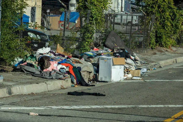 Una Pila Basura Acera Las Afueras Del Centro Los Ángeles Fotos De Stock Sin Royalties Gratis