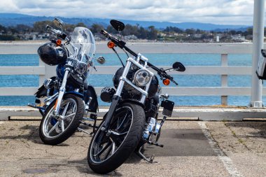 Rıhtımda iki bisiklet. California rıhtımına park edilmiş iki bisiklet..