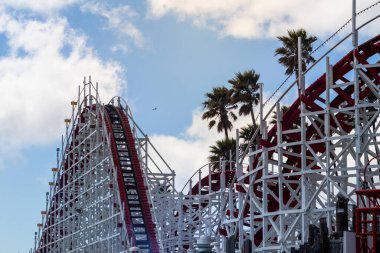Klasik Tahta Roller Coaster. Eski bir hız treninin eski kırmızı ve beyaz çerçevesi.