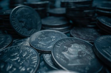 Geniş makro mercek, gümüş Amerikan para birimindeki bazı değişikliklerin aşırı yakın çekim (ECU) görüntüsü.