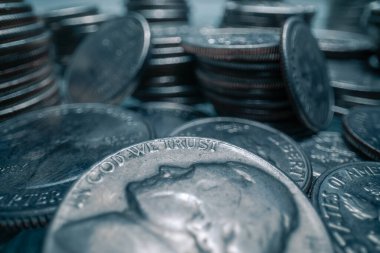 Geniş makro mercek, gümüş Amerikan para birimindeki bazı değişikliklerin aşırı yakın çekim (ECU) görüntüsü.