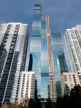 Vista Kulesi, Chicago. 16 Kasım 2019 'da Chicago, Illinois şehir merkezindeki Lake Shore East Park üzerindeki apartman daireleri ve apartmanlar.