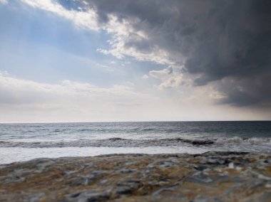 Yağmur fırtınası dinerken, dalgalar Güney Kaliforniya 'da güzel bir sahile çarpıyor..