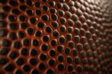 Bir Amerikan futbolunun desenli gamzelerine aşırı geniş açılı makro yakın çekim.