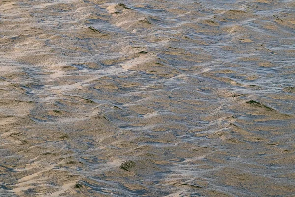 海の水のテクスチャ 砂漠の砂丘のような海の水のテクスチャ — ストック写真
