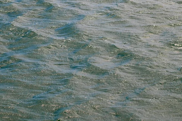太陽に輝く海 背景のための美しい緑と青の海の水のテクスチャ — ストック写真