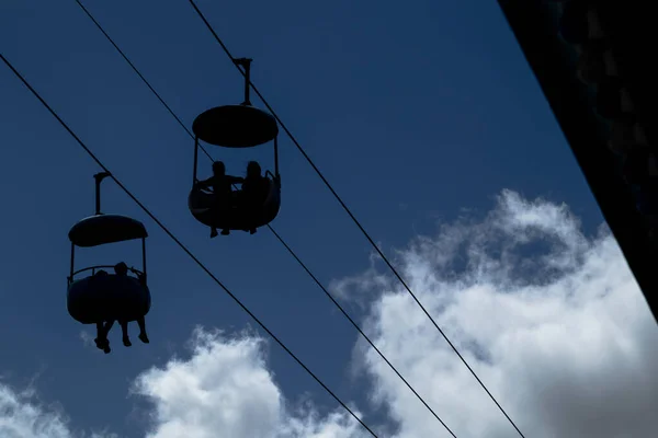 Silhouette Kids Auf Schwebebahnfahrt Füße Hängen Und Baumeln Wind Einem — Stockfoto