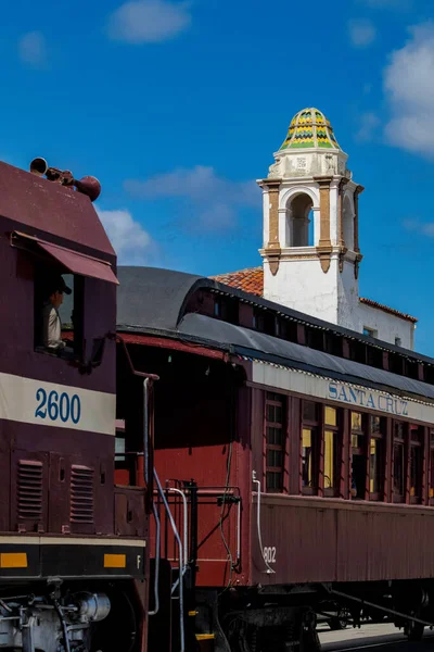 Santa Cruz Treni. Santa Cruz, California plaj kasabasında güneşli bir günde sahil yolunda bir tren geçiyor..