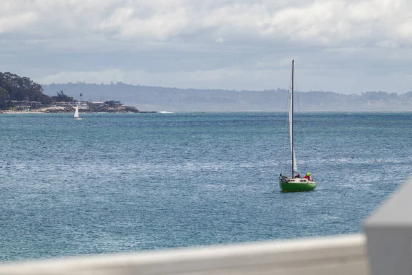 Yelkenli teknesi Harbor 'a döndü. Yeşil bir yelkenli limana varır, Santa Cruz, California 'daki bir iskeleye yaklaşır..