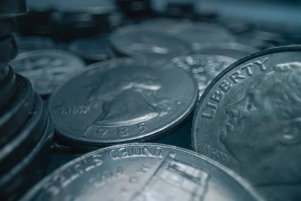 Geniş makro mercek, gümüş Amerikan para birimindeki bazı değişikliklerin aşırı yakın çekim (ECU) görüntüsü.