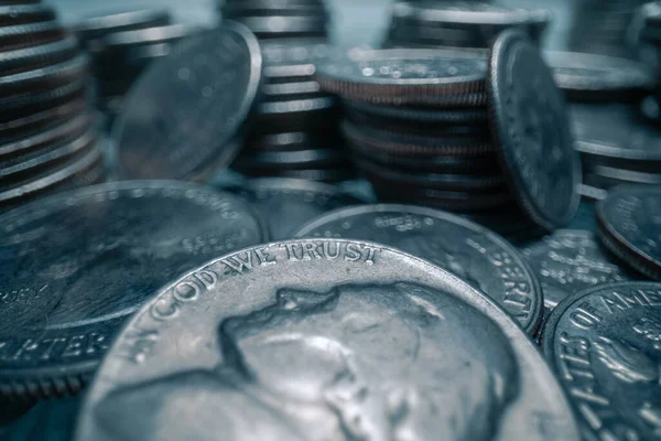 Geniş makro mercek, gümüş Amerikan para birimindeki bazı değişikliklerin aşırı yakın çekim (ECU) görüntüsü.