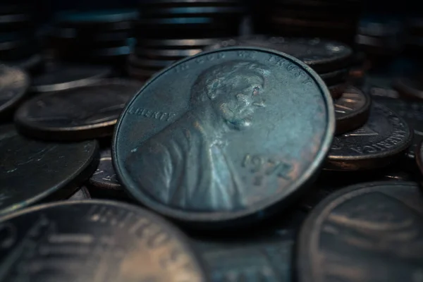 Geniş makro mercek, bir yığın bakır Amerikan penisinin içinde bazı değişikliklerin aşırı yakın çekim (ECU).