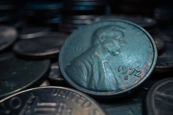 Geniş makro mercek, bir yığın bakır Amerikan penisinin içinde bazı değişikliklerin aşırı yakın çekim (ECU).