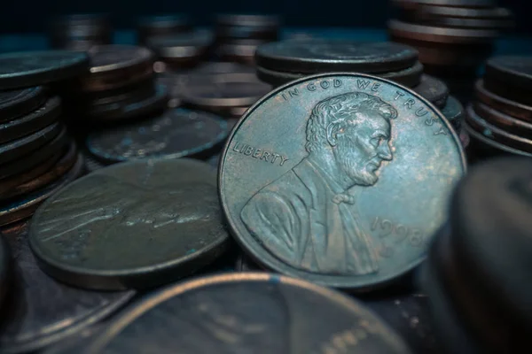 Geniş makro mercek, bir yığın bakır Amerikan penisinin içinde bazı değişikliklerin aşırı yakın çekim (ECU).