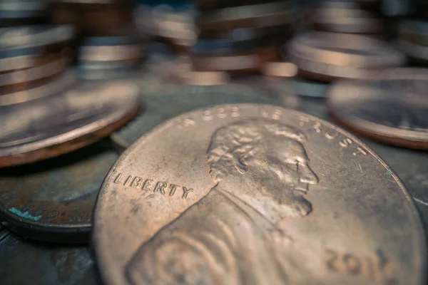Geniş makro mercek, bir yığın bakır Amerikan penisinin içinde bazı değişikliklerin aşırı yakın çekim (ECU).