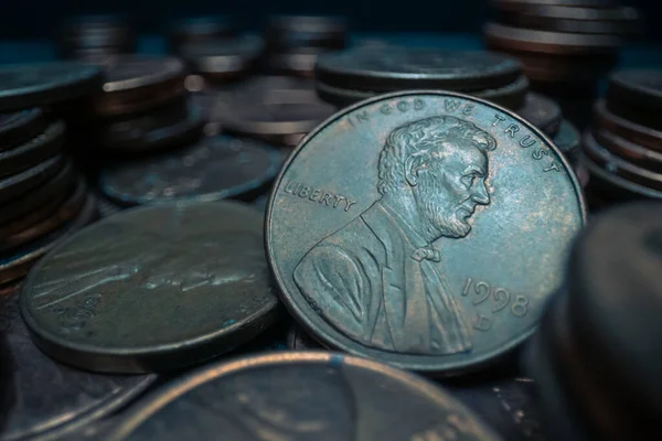 Geniş makro mercek, bir yığın bakır Amerikan penisinin içinde bazı değişikliklerin aşırı yakın çekim (ECU).