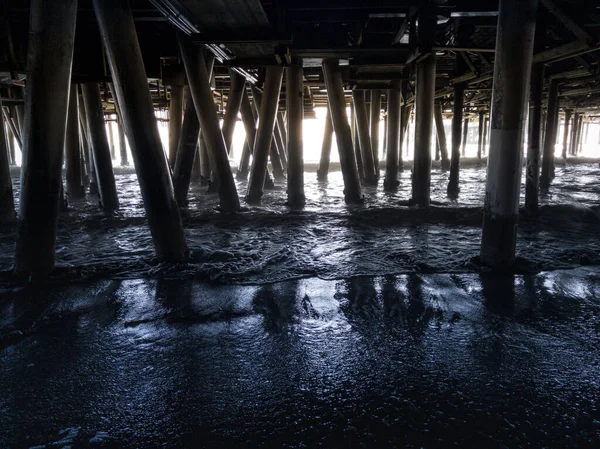 Onder Pier Koel Blijven Onder Een Pier Een Warme Zomerdag — Stockfoto