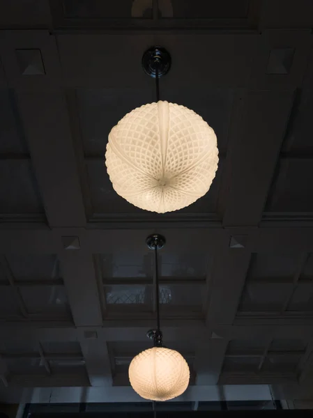 Tavandan sarkan dekoratif kolye ışıkları..