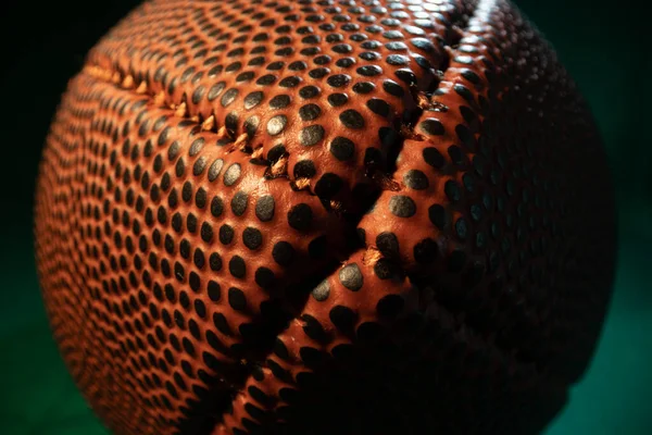 Dikişli dikişlere, desenli cilde ve Amerikan futbolunun gamzelerine geniş açılı makro yakın çekim..