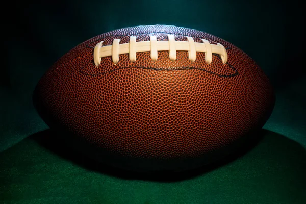 Dikişli bağcıklarda, desenli ciltte ve Amerikan futbolunun gamzelerinde aşırı geniş açı makrosu..