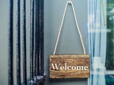 Otelin önündeki odada hoş geldiniz tabelası