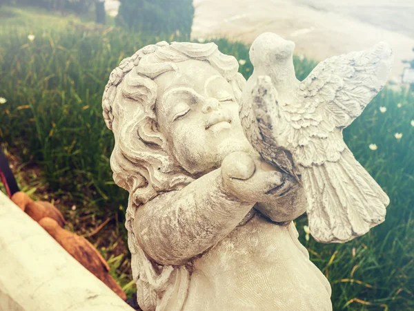 Sihirli vintage etkisi; Kız heykel tutan güvercin kuş