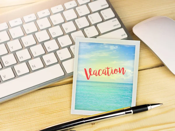 Çalışma masasında plaj resmi tatil