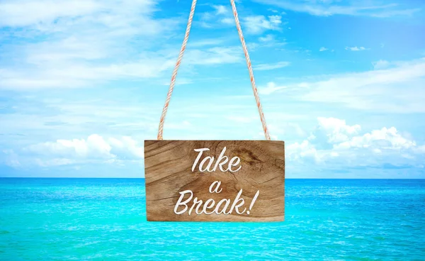 Faça uma pausa no banner pendurado de madeira com fundo de praia — Fotografia de Stock