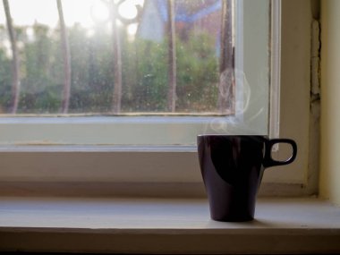 Penceresindeki - arka bahçede sabah kahve fincanı