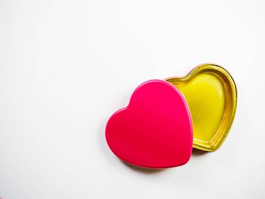 Beyaz zemin üzerine kırmızı kalp şekli kutusunun