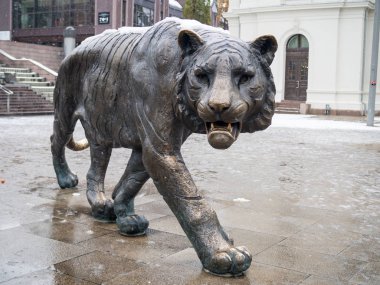 Oslo S merkez tren istasyonunda aslan heykeli