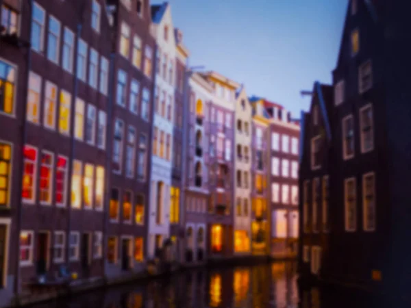 Wazig Europa stad bekijken, kleurrijke gebouwen op kanaal bij nacht — Stockfoto