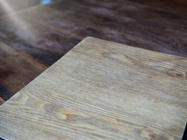 Kapak kağıt veya kitap, ahşap masa üzerinde boş alanı