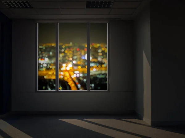 Вид на окно ночью, размытый вид на город снаружи — стоковое фото