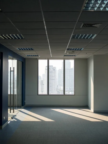 Fenêtres de bureau, espace de travail vide avec vue sur le bâtiment — Photo